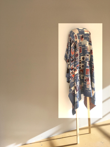 Schreibtisch DeckeInstallation, Decke über 2 Dachlattenzur Ausstellung Da.Zwischen, Magazin 4, Bregenz (AT), kuratiert von Bella Angora2019