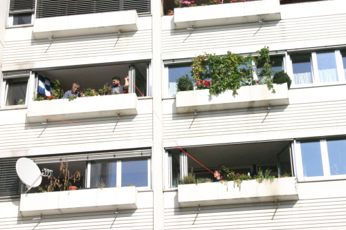 1000mKunstgastgeber Gemeindebau (KÖR) / Robert Uhlir Hof / WienEine Intervention im öffentlichen und privaten RaumRote Schnur, lebensgroßer Kunststoffabguss eines Hundes2014...Wir haben uns aus diesem Grund dazu entschieden, die eingeschworene Gemeinschaft der Gartenbetreiber:innen innerhalb der Anlage sichtbar zu machen, indem wir deren Wohnungen mittels einer roten Schnur verbunden haben. Gemeinsam haben wir die Schnur ausgehend vom Garten durch Fenster, Wohnungen, Wohnungstüren, Hausflure, Treppenhäuser, Eingangstüren und die Höfe der Anlage geführt, um nach knapp 1000 Metern Länge und insgesamt 17 miteinander verbundener Wohnungen, deren Ende wieder mit ihrem Ausgangspunkt unter der Pfote eines Hundes zu verbinden.(tat ort)