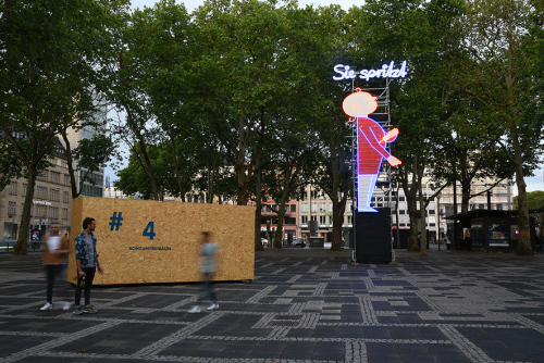 Sie spritzt. Er spritzt.( Konsumfreiraum)Angstraum Köln, Teil des Stadtprojekts Köln, Impulse Theaterfestival, mit Martin WagnerZweiteilige Intervention im öffentlichen Raum am Neumarkt2019