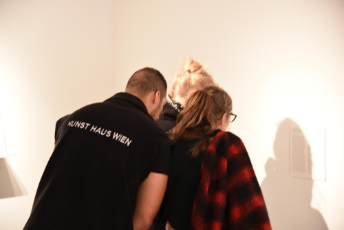 o.T.&nbsp;(Gehen Sie weiter, hier gibt es nichts zu sehen)Creating Common Good, Künstlerhaus WienPerformance, Wandtext2015Sich aktuellen gesellschaftspolitischen Fragen zu stellen, bedeutet, sich ein Bild zu machen.Genaues Hinschauen ist auch die Voraussetzung für die Beteiligung am Diskurs zur Definition des Begriffs Gemeinwohl, der permanent neu verhandelt wird.Die Konditionierung des Blicks etabliert eine Deutungshoheit, die das Einmischen in `fremde´ Angelegenheiten erschwert oder gänzlich unterbinden will.&nbsp;“Gehen Sie weiter, hier gibt es nichts zu sehen.“Diese Aussage wurde Besucher:innen am Abend der Eröffnung von der Ausstellungsaufsicht ins Ohr geflüstert.(tat ort)
